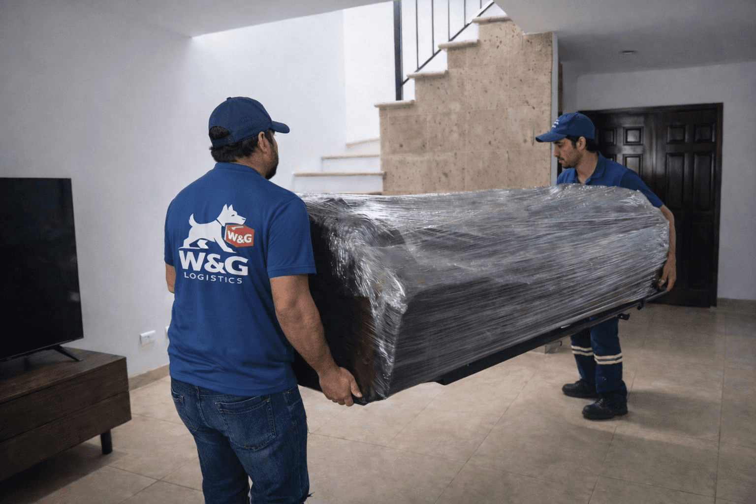 Cargadores transportando muebles dentro de casa